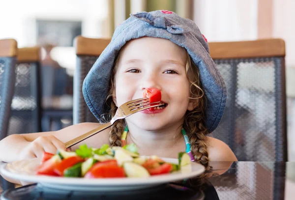 Menina feliz da criança comendo — Fotografia de Stock