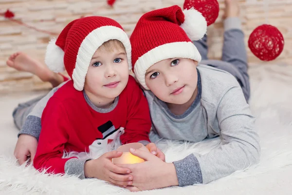 Två små barn santa embracing — Stockfoto