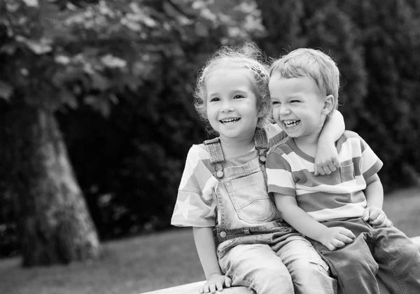 Feliz hermano pequeño y hermana abrazándose —  Fotos de Stock