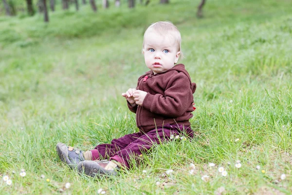 Menino criança com cabelo loiro apreciando a primavera — Fotografia de Stock