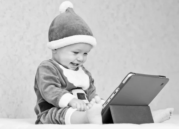 Szczęśliwy santa pomocnik chłopca z cyfrowy tablicowy — Zdjęcie stockowe