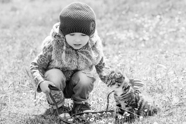 Açık havada kedi yavrusu ile küçük kız — Stok fotoğraf