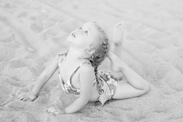 Schattig meisje op het strand — Stockfoto