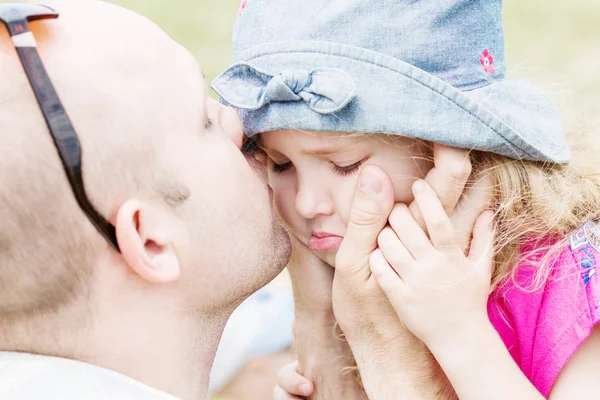 Papa küsst und beruhigt Tochter — Stockfoto