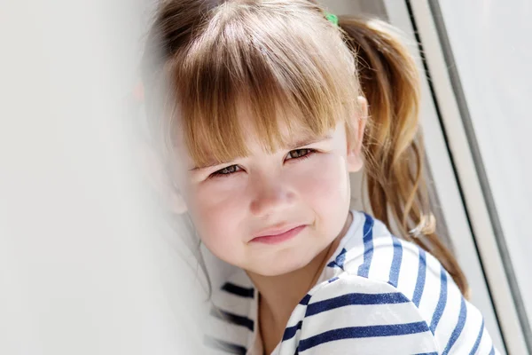 Porträt trauriges kleines Mädchen sitzt — Stockfoto