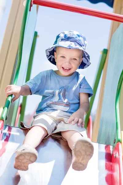 Menino criança feliz no parque infantil — Fotografia de Stock