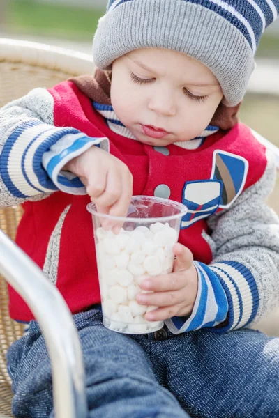 Criança menino comer doces — Fotografia de Stock