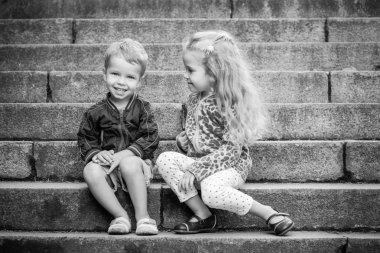 Mutlu yürümeye başlayan çocuk merdivenlerde otur