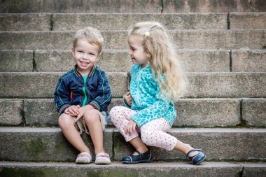 Mutlu yürümeye başlayan çocuk merdivenlerde otur