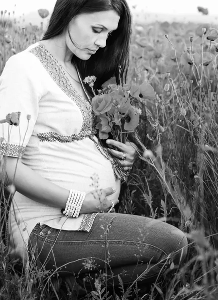 Beautiful pregnant woman — Stock Photo, Image