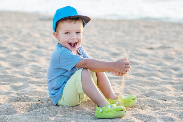 Petit garçon jouant sur la plage — Photo