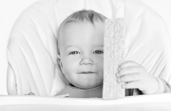 Gelukkig babyjongen eten — Stockfoto