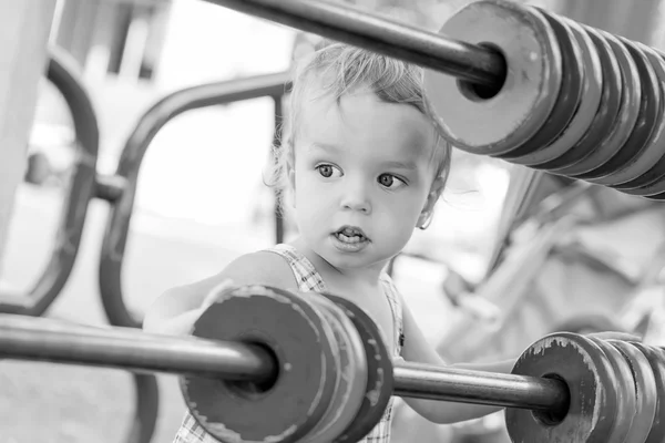 Divertente bambino ragazzo sul parco giochi — Foto Stock