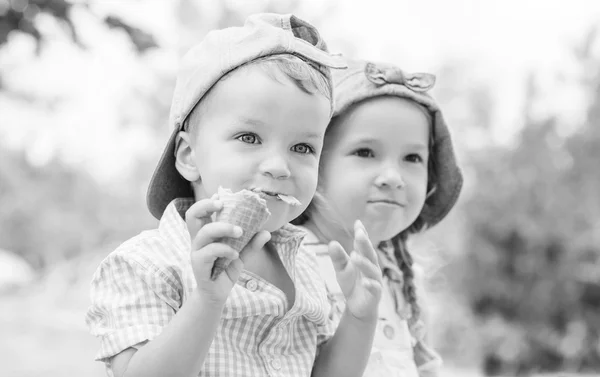 De gelukkige kinderen peuter in de zomer — Stockfoto