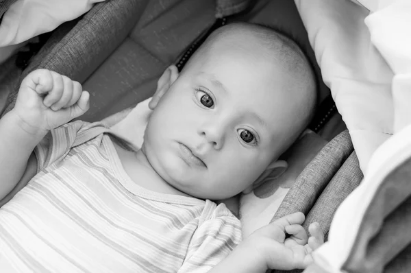 Retrato de um bebê bonito deitado — Fotografia de Stock