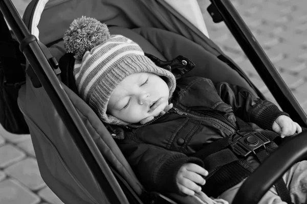 Bambino dorme in un passeggino rosso — Foto Stock