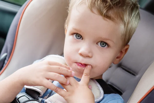 Toddler cute kid sucks a finger — Stock Photo, Image