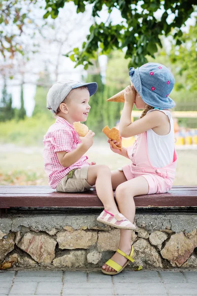 Peuter gelukkige kinderen spelen — Stockfoto