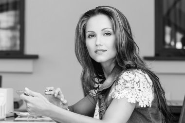 tablet ile güzel genç kadın 