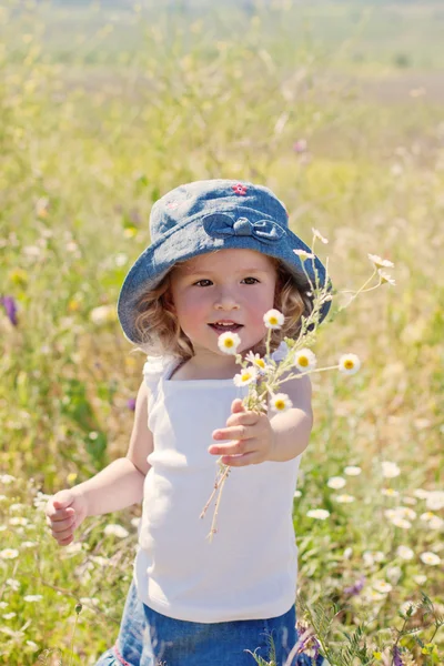 Happy toddler girl holding a bouquet — Stock Photo, Image