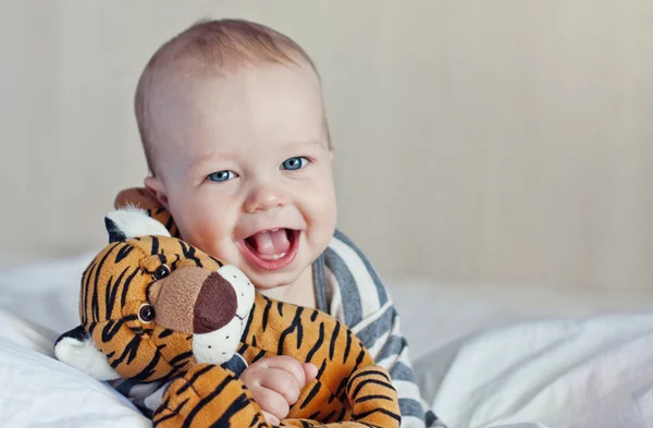 Happy baby i sängen — Stockfoto