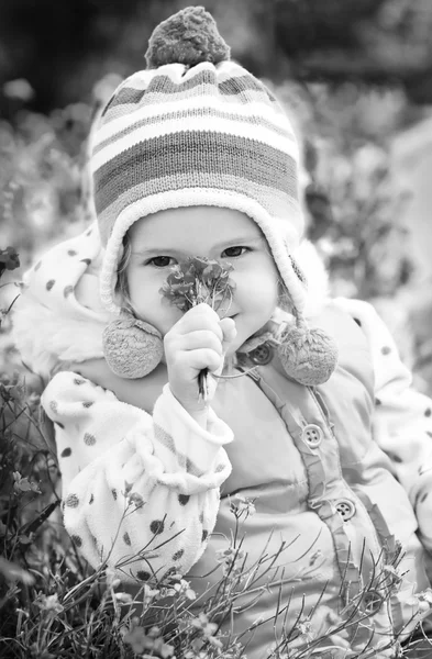 Happy little girl holding a bouquet flowers — Stock Photo, Image