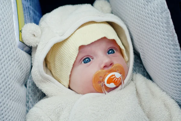 Retrato de un bebé chupa un chupete — Foto de Stock