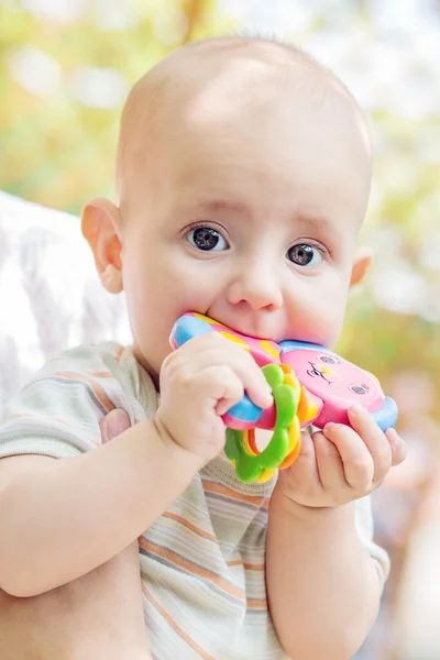 Porträt eines niedlichen Babys saugt Rassel — Stockfoto