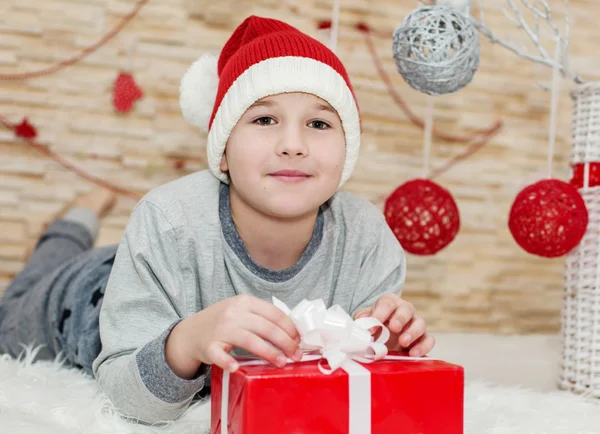 Sonriente niño divertido en Santa sombrero rojo — Foto de Stock