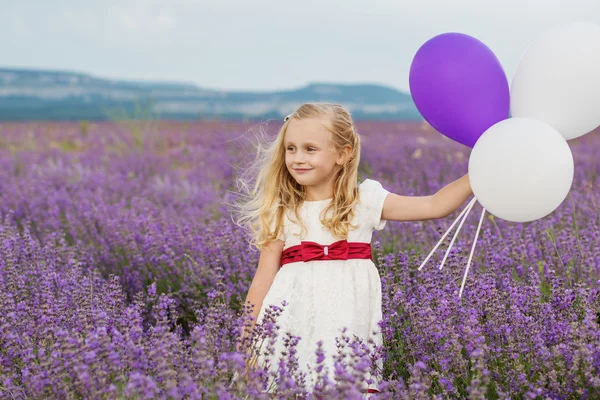 Cute little girl is going to a lavender field — Stock Photo, Image