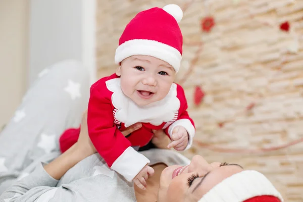 Glad mamma håller en nyfödd — Stockfoto