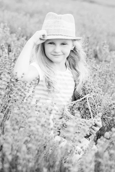 Niña feliz está en un campo de lavanda — Foto de Stock