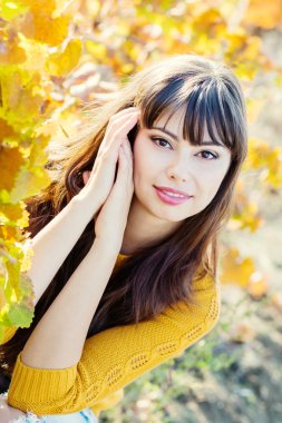 Sonbahar genç bir kadın portresi