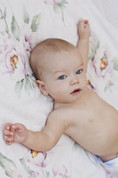 Портрет симпатичного лежачего ребенка — стоковое фото