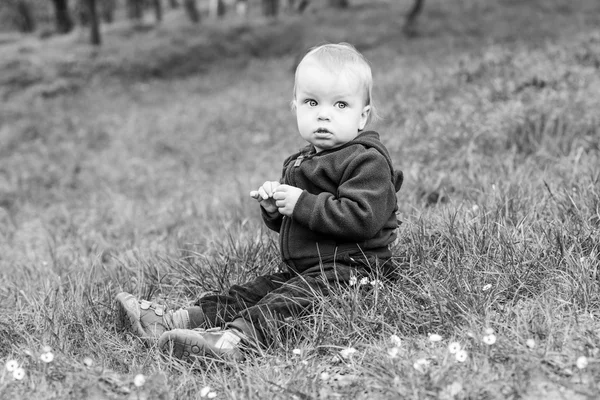 Niño con el pelo rubio disfrutando de la primavera — Foto de Stock