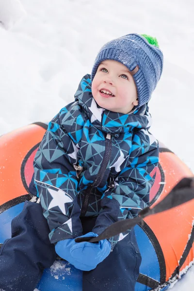 Gelukkig peuter jongen in de sneeuw — Stockfoto