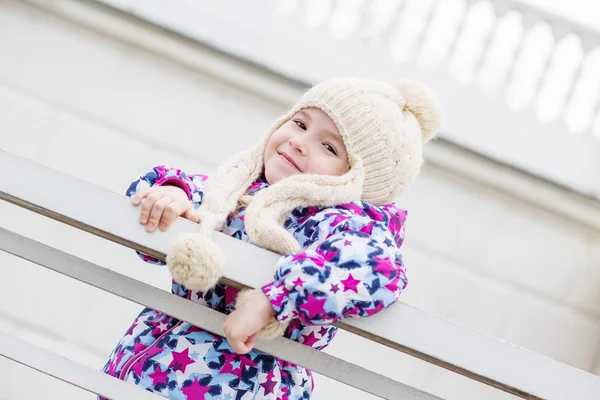 Retrato de una niña cerca de la valla —  Fotos de Stock