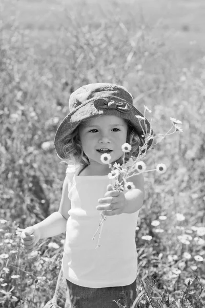 Menina criança feliz segurando um buquê — Fotografia de Stock