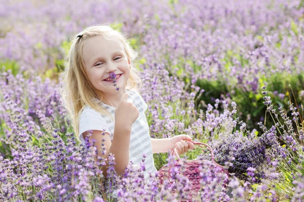 Porträt lächelndes Kleinkind Mädchen — Stockfoto