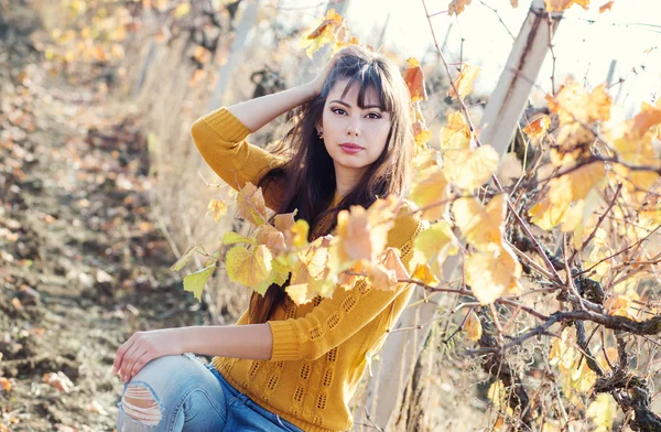 Retrato de otoño de una joven — Foto de Stock