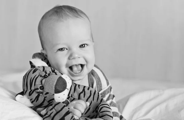 Glückliches Baby im Bett — Stockfoto