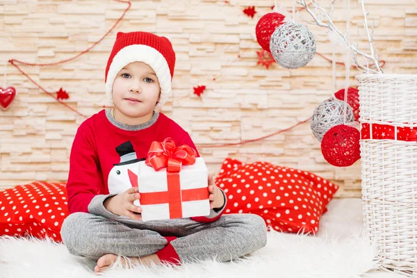 Sorridente divertente bambino in cappello rosso Santa — Foto Stock