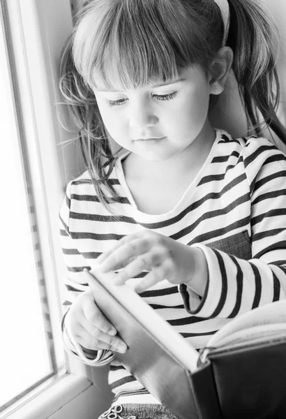 Šťastná holčička drží knihu — Stock fotografie