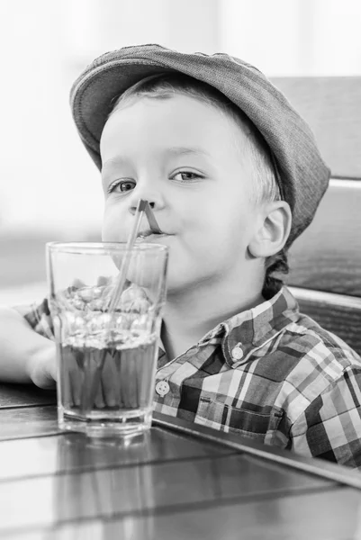 Porträt eines glücklichen kleinen Jungen, der Saft trinkt — Stockfoto