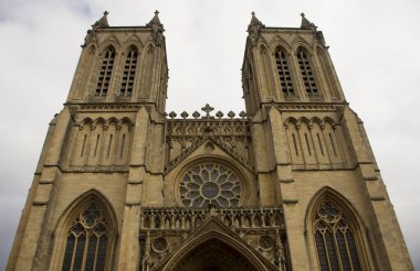 Bristol katedralinin eski tarihi mimarisi ve bulutlu gökyüzü