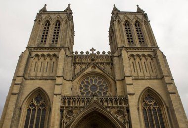 Bristol katedralinin eski tarihi mimarisi ve bulutlu gökyüzü