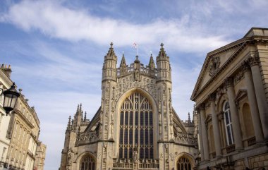 İngiltere 'nin Bath şehrinden eski tarihi mimari ve bulutlu gökyüzü