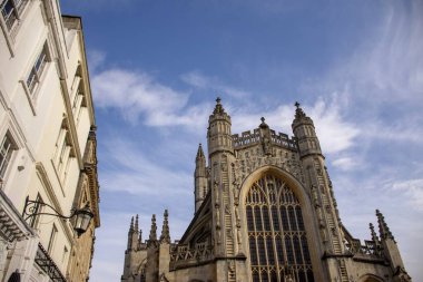 İngiltere 'nin Bath şehrinden eski tarihi mimari ve bulutlu gökyüzü