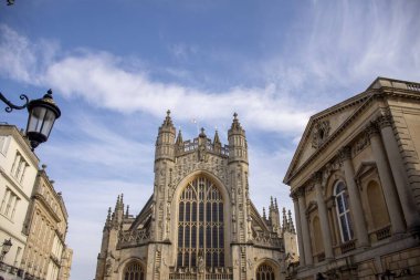 İngiltere 'nin Bath şehrinden eski tarihi mimari ve bulutlu gökyüzü