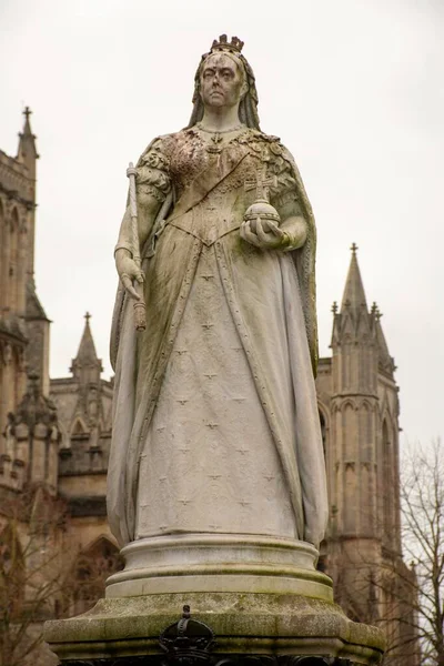 Szczegóły Posągu Królowej Wiktorii Anglii Zachmurzone Niebo — Zdjęcie stockowe